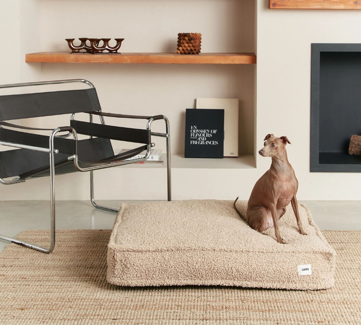 beige hondenbed vierkant schapenvacht