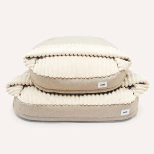 beige hondenmand met deken
