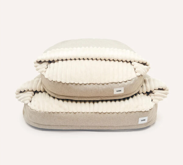 beige hondenmand met deken