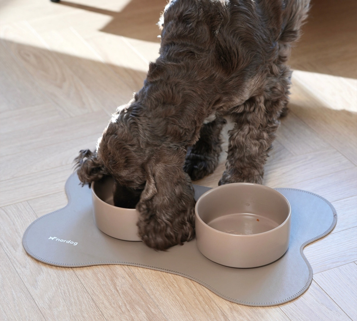 bruine placemat honden voer en drinkbak